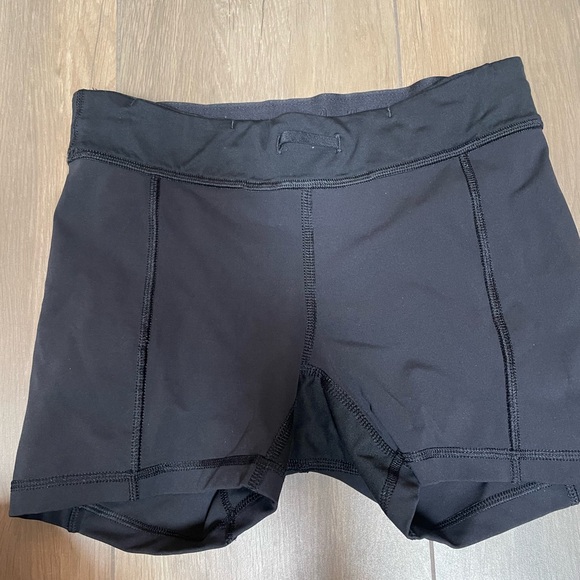 Lululemon size 4 black shorts EUC pockets - Picture 4 of 6